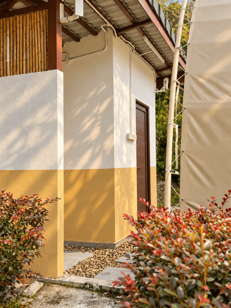 Aman_Sunlit Tropical Building Corner
